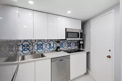 2899 Collins Ave #1022, Miami Beach, FL 33140 - Photo 5