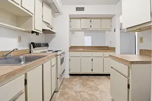 907 NE 199th St, Miami, FL 33179 - Photo 17
