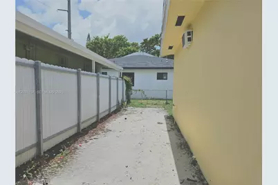 2010 NW 70th St, Miami, FL 33147 - Photo 19