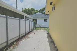 2010 NW 70th St, Miami, FL 33147 - Photo 19