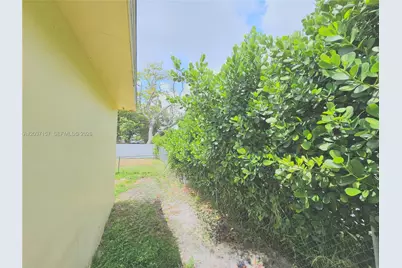 2010 NW 70th St, Miami, FL 33147 - Photo 21