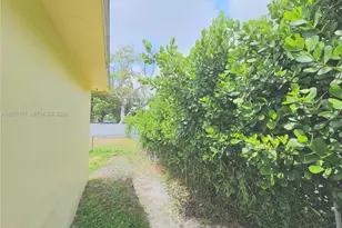 2010 NW 70th St, Miami, FL 33147 - Photo 21