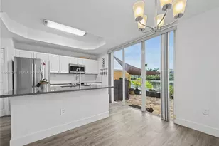 10573 SW 6th St, Pembroke Pines, FL 33025 - Photo 5