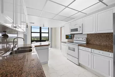 5500 Collins Ave #1401, Miami Beach, FL 33140 - Photo 9