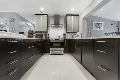 424 NE 27th Dr, Wilton Manors, FL 33334 - Photo 3
