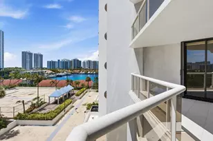 3610 Yacht Club Dr, Aventura, FL 33180 - Photo 35