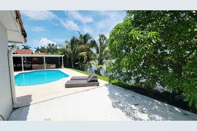 1421 SW 104th Ave, Pembroke Pines, FL 33025 - Photo 25