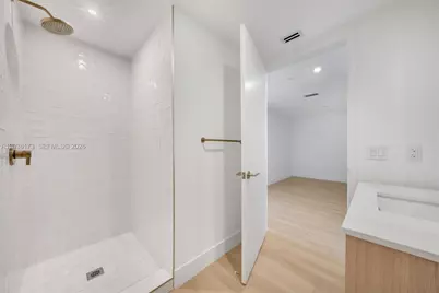 90 32 #503, Miami, FL 33131 - Photo 9