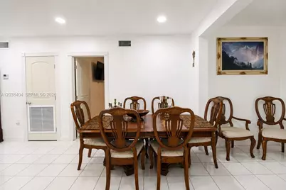572 E 38th St, Hialeah, FL 33013 - Photo 11
