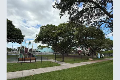 610 NE 2nd St #305, Dania Beach, FL 33004 - Photo 3