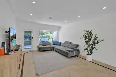 2025 Alamanda Dr, North Miami, FL 33181 - Photo 15