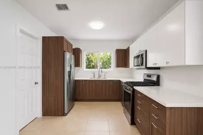 2025 Alamanda Dr, North Miami, FL 33181 - Photo 7