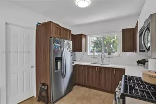 2025 Alamanda Dr, North Miami, FL 33181 - Photo 9
