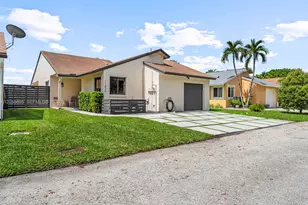 11010 SW 13th St, Pembroke Pines, FL 33025 - Photo 5