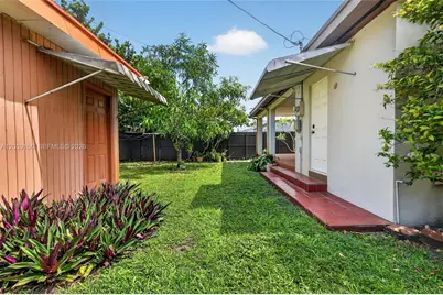 4585 E 9th Ln, Hialeah, FL 33013 - Photo 25