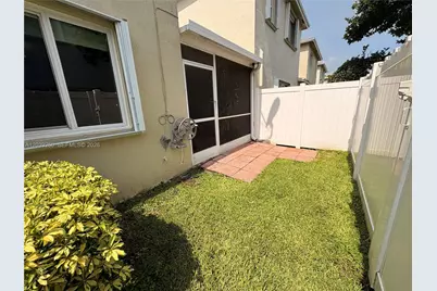9481 Bradshaw Ln, Tamarac, FL 33321 - Photo 15