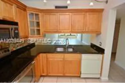 3630 Whitehall Dr #104, West Palm Beach, FL 33401 - Photo 5