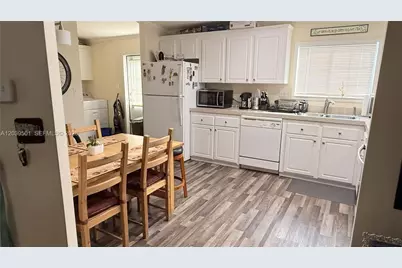 8631 SW 18th Pl, Davie, FL 33324 - Photo 7