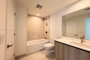 77 SE 5th St, Miami, FL 33131 - Photo 15