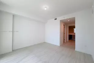 77 SE 5th St, Miami, FL 33131 - Photo 5