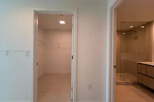 77 SE 5th St, Miami, FL 33131 - Photo 13