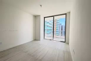 77 SE 5th St, Miami, FL 33131 - Photo 11
