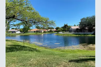 450 W Palm Cir W #301, Pembroke Pines, FL 33025 - Photo 3