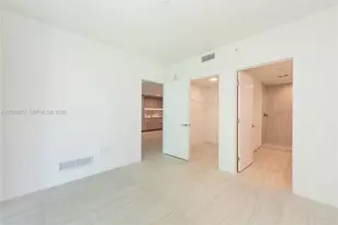 77 SE 5th St, Miami, FL 33131 - Photo 25