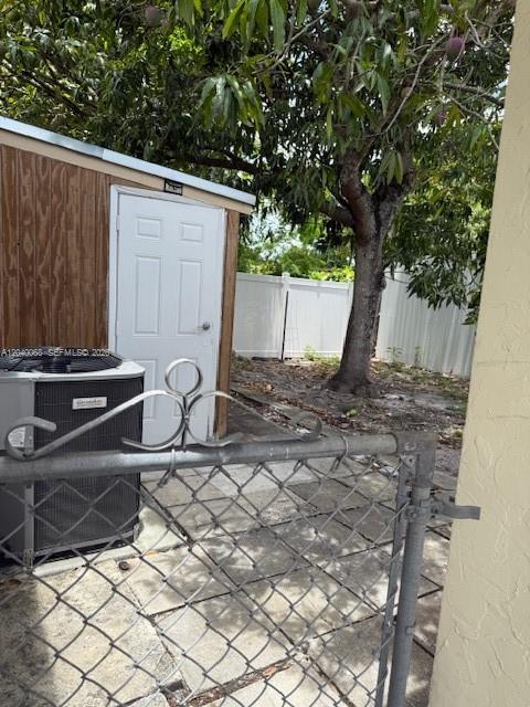 5641 SW 39th St - 5641 SW 39th St, West Park, FL 33023 Luxury Property | Jose Angel Pina
