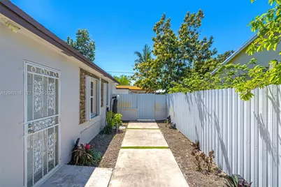 302 NW 100th St, Miami, FL 33150 - Photo 25