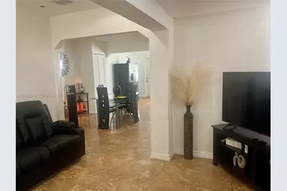 521 NW 32nd Pl, Miami, FL 33125 - Photo 3