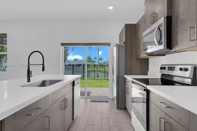 805 SE 18th St, Homestead, FL 33034 - Photo 1