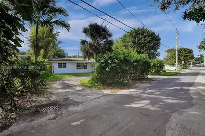 18500 NE 23rd Ct, Miami, FL 33180 - Photo 31