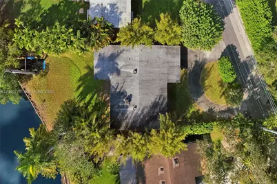 18500 NE 23rd Ct, Miami, FL 33180 - Photo 29