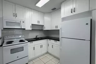 459 SE 3rd St, Hialeah, FL 33010 - Photo 9