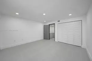 1083 W 38th St, Hialeah, FL 33012 - Photo 23