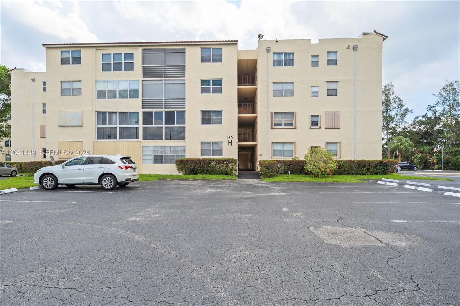 2871 Somerset Dr #102 main architectural view