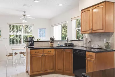 10431 NW 48th Mnr, Coral Springs, FL 33076 - Photo 5