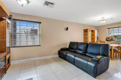 19240 NW 60th Ct, Hialeah, FL 33015 - Photo 17