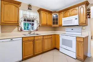 19240 NW 60th Ct, Hialeah, FL 33015 - Photo 15