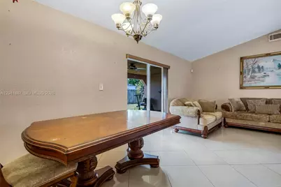 19240 NW 60th Ct, Hialeah, FL 33015 - Photo 13