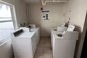 1075 NE Miami Gardens Dr, Miami, FL 33179 - Photo 17