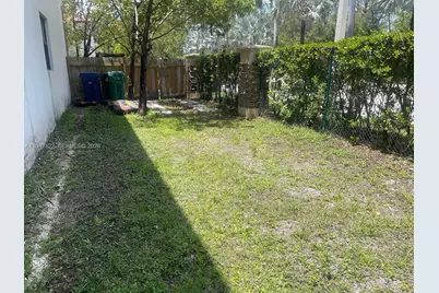 8985 NW 98th Ave, Doral, FL 33178 - Photo 15