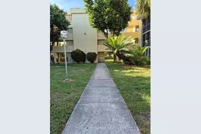 942 NE 199th St #4G, Miami, FL 33179 - Photo 3
