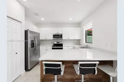 10604 W 33rd Ln, Hialeah, FL 33018 - Photo 9