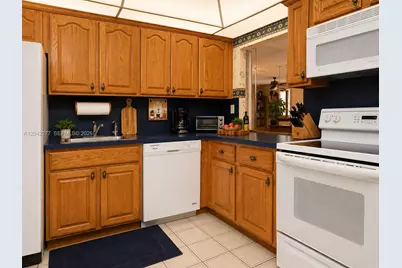 1000 Parkview Dr #726, Hallandale Beach, FL 33009 - Photo 7