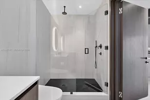 20 NE 11th St, Miami, FL 33132 - Photo 15