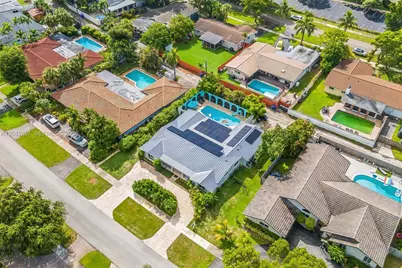 633 N Crescent Dr, Hollywood, FL 33021 - Photo 3