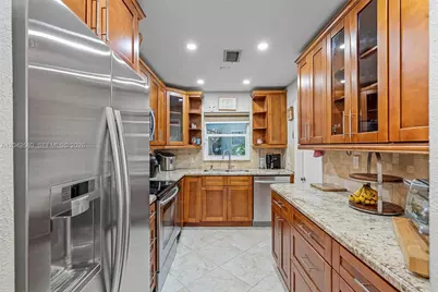 18805 W Lake Dr #18805, Hialeah, FL 33015 - Photo 17