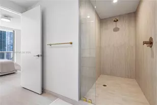 77 SE 5th St, Miami, FL 33131 - Photo 33